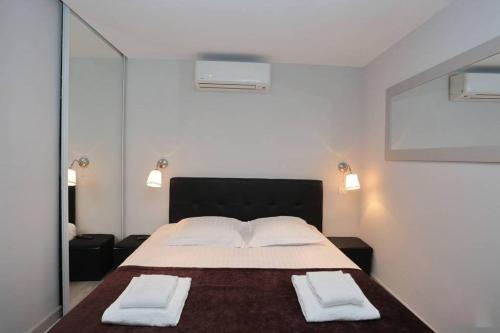 une chambre avec un lit avec deux serviettes dessus dans l'établissement T2 centre-ville Banane à Cannes avec grande terrasse, à Cannes