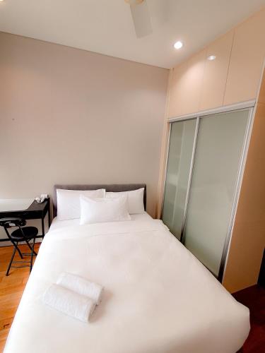 Postel nebo postele na pokoji v ubytování klcc vortex suites