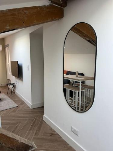 - un miroir mural dans le salon dans l'établissement Le Saint-Rock & Roll - Le Corner Montpellier, à Montpellier