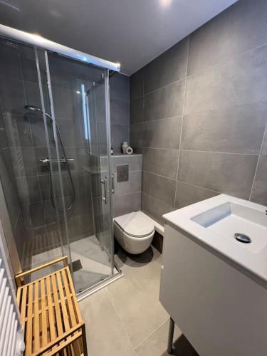 une salle de bain avec une douche, des toilettes et un lavabo dans l'établissement Le Saint-Rock & Roll - Le Corner Montpellier, à Montpellier