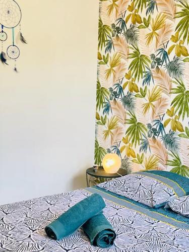 - un lit avec une serviette bleue dans une chambre dans l'établissement Maison avec petite piscine Arcachon Bordeaux, à Mios