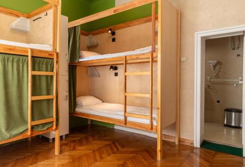 Uma cama ou camas num quarto em Cabbage Hostel