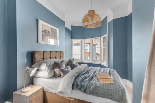 Postel nebo postele na pokoji v ubytování Stylish 2-Bed Apartment in Cromer with Parking
