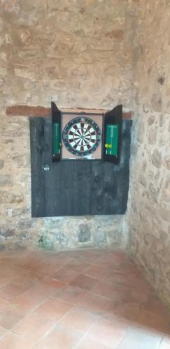a wall with a clock on a stone wall at Commanderie de Rulhe le Haut in Auzits