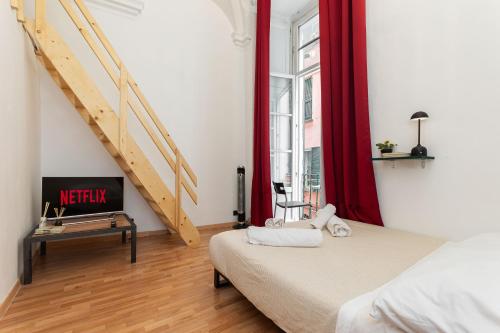 ジェノヴァにあるLusso, Doppio appartamento a 50 passi dal Duomoのベッドルーム1室(ベッド1台、階段付)