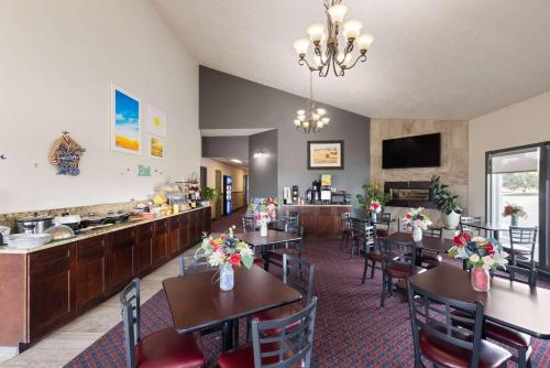 un ristorante con tavoli e sedie e una cucina di Days Inn by Wyndham Ritzville a Ritzville