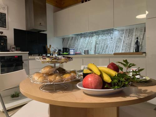 een tafel met fruit en groenten erop in een keuken bij L' Ulivo Bed & Breakfast in Teramo