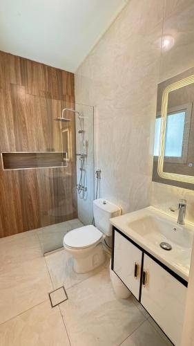 a bathroom with a toilet and a sink at فيلا للعائلات ثلاث غرف نوم في مجمع تالا المجد حي النهضه in Jeddah