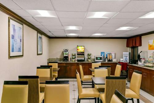 a dining room with tables and chairs in a restaurant at Quality Inn Jessup - Columbia South Near Fort Meade in Jessup