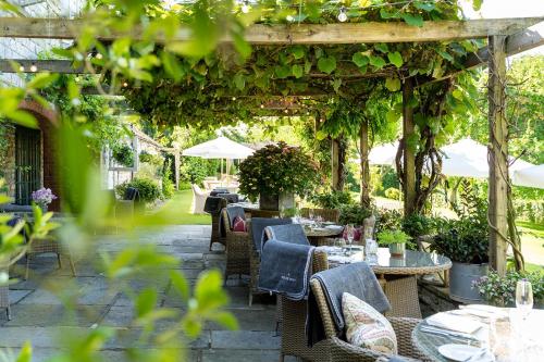 Ein Garten an der Unterkunft The Pheasant Hotel
