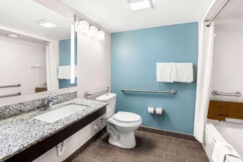 Ванная комната в Sleep Inn & Suites Kingsport TriCities Airport