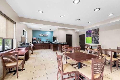 TV a/nebo společenská místnost v ubytování Sleep Inn & Suites Kingsport TriCities Airport