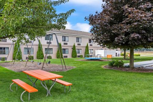 a park with a picnic table and two benches at Comfort Inn Ludington near US-10 in Ludington