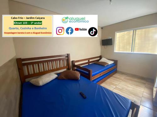 two beds in a room with a sign on the wall at Cabo Frio - Jardim Caiçara - Aluguel Econômico in Cabo Frio
