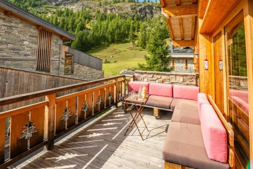 a balcony with a couch and a table at Chalet Monte Bianco in Tignes
