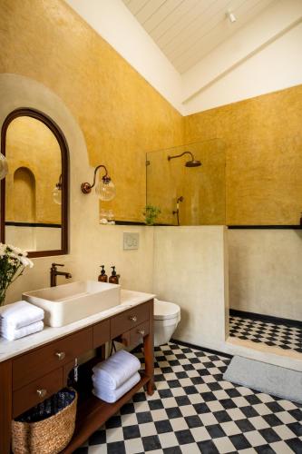 a bathroom with a sink and a tub and a toilet at La Rozalia, Exquisite 4 BHK Villas with Large Pool, Garden, Dedicated Caretaker, Terrace, 2 mins from the famous Dear Zindagi Road in Mapusa