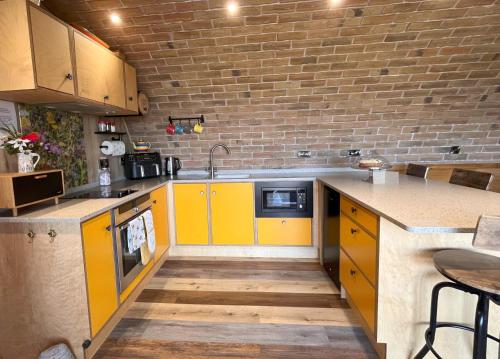 Kuchyň nebo kuchyňský kout v ubytování Honeybee Home