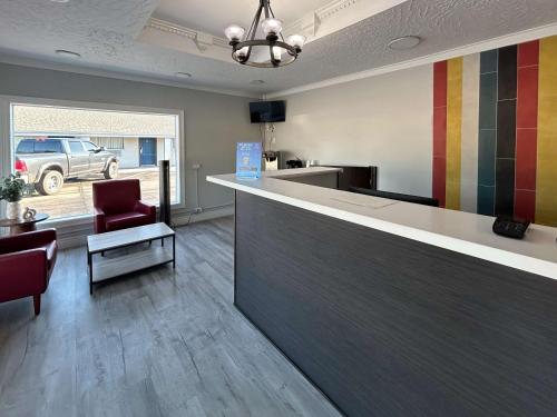 a waiting room with a counter and chairs and a car at Motel 6 Ponca City, OK in Ponca City