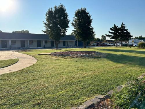 a large yard in front of a building at Motel 6 Ponca City, OK in Ponca City