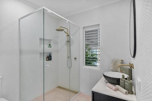 une salle de bain avec une douche en verre et un lavabo dans l'établissement La Petite Boheme-Pet friendly - boat parking, à Cannonvale