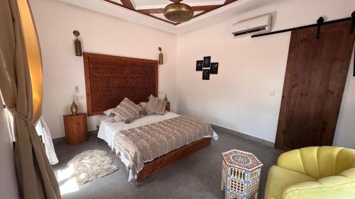 Katil atau katil-katil dalam bilik di Villa Scil de luxe, Piscine chauffée, 3 Suites, Hamam, Jacuzzi extérieur, Bar détente avec Billard, salle de sport, service Baby Sitter, option gouvernante, vue sur l'Atlas, Parkings Privé, Pas de Vis à Vis !