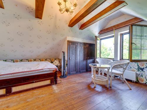 Ένα ή περισσότερα κρεβάτια σε δωμάτιο στο Holiday Home Bastrówka by Interhome