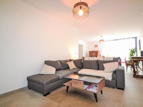 un salon avec un canapé et une table dans l'établissement Holiday Home La Grive by Interhome, à Richerenches