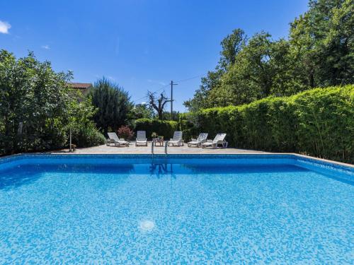 Bazén v ubytování Holiday Home Edi by Interhome nebo v jeho okolí