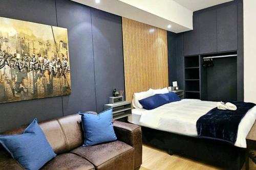 una camera con letto king-size e divano di Herolds Bay 510 a Herolds Bay