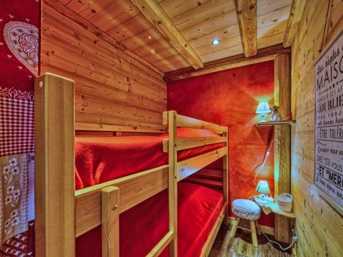 - une chambre avec 2 lits superposés dans une cabine dans l'établissement Apartment La Lauze by Interhome, à La Toussuire