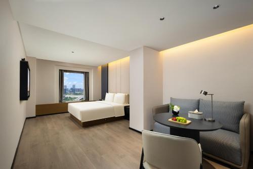 Ένα ή περισσότερα κρεβάτια σε δωμάτιο στο Atour Hotel Guangzhou Nansha UNI MALL