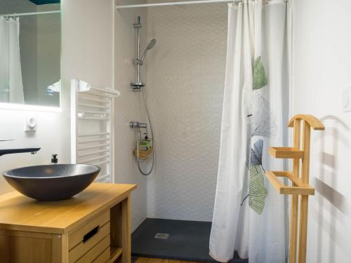 a bathroom with a sink and a shower at Kitsuné Lodge zen d'inspiration japonaise in Chaintré