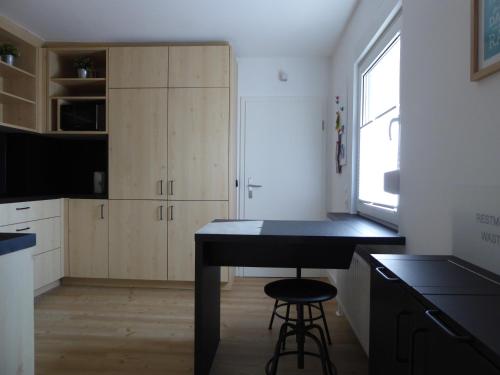a kitchen with a black counter top in a room at Family Mountain Winterberg Chalet privates Haus 10 Pers 4 Schlafzimmer WiFi near Lift in Winterberg
