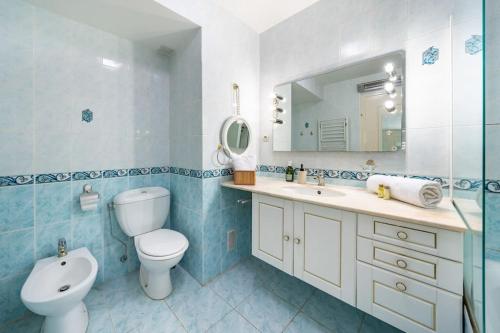 une salle de bain avec toilettes, lavabo et miroir dans l'établissement Croisette vue mer 2 pièces, à Cannes