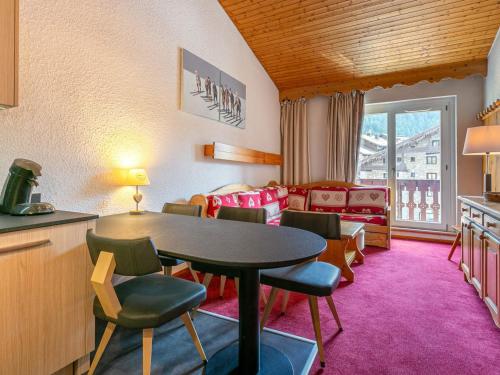 une chambre avec une table et des chaises ainsi qu'un salon dans l'établissement Centre Val d'Isère - Proche neige et commerces, appartement 4-6 pers. - FR-1-519-19, à Val dʼIsère