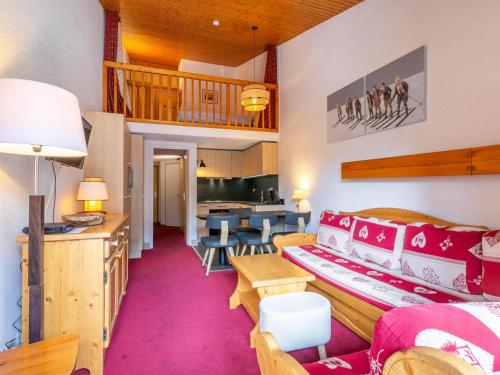un salon avec un canapé et une table dans l'établissement Centre Val d'Isère - Proche neige et commerces, appartement 4-6 pers. - FR-1-519-19, à Val dʼIsère