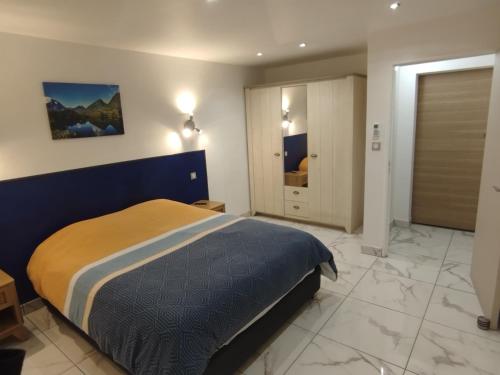 a bedroom with a king sized bed in a room at Les Cannes à Sucre de Plaiz'Anse in Petite Île