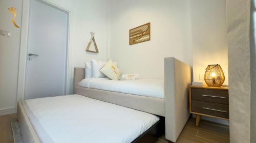 Ένα ή περισσότερα κρεβάτια σε δωμάτιο στο Oasis Grove Stylish 2BR Retreat - Modern Stay in Masdar City Near Masdar Park