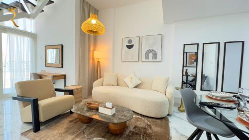 Χώρος καθιστικού στο Oasis Grove Stylish 2BR Retreat - Modern Stay in Masdar City Near Masdar Park