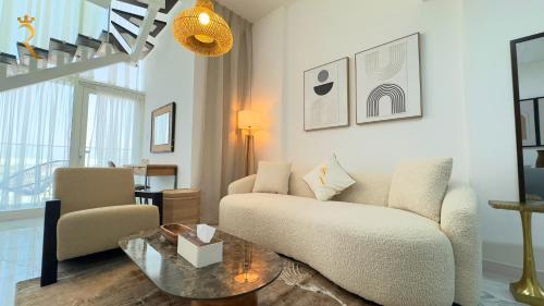 Χώρος καθιστικού στο Oasis Grove Stylish 2BR Retreat - Modern Stay in Masdar City Near Masdar Park