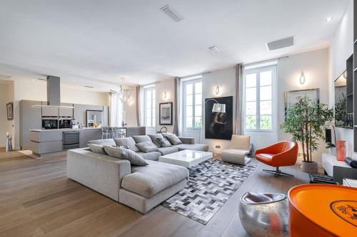 un salon avec un canapé et une table dans l'établissement Le Massena, à Nice