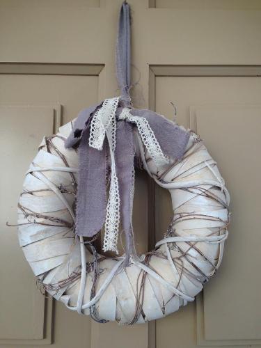 a round wreath is hanging on a door at B&B Il Piccolo Principe room and breakfast in Bieno