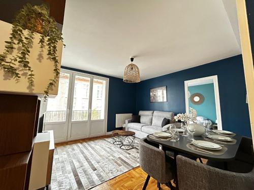 un salon avec une table et un canapé dans l'établissement Le Limousin, authentique avec balcons, à Limoges