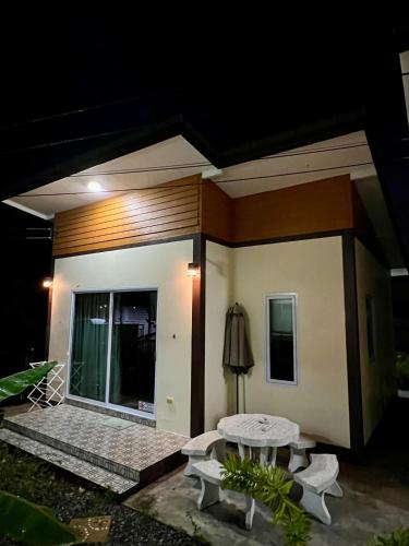 a small house with a table in front of it at BSK Bungalows in Lipa Noi