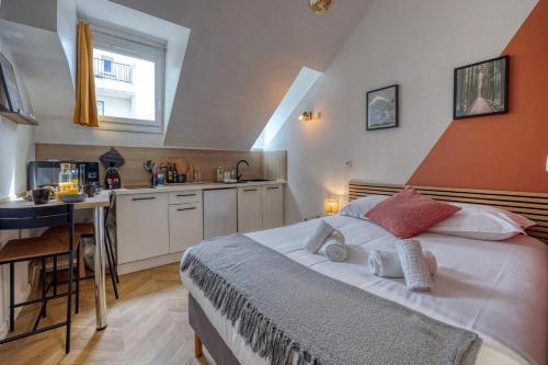 une chambre avec un lit et une petite cuisine dans l'établissement Pandore - HyperCentre - Place Verdun, à Grenoble