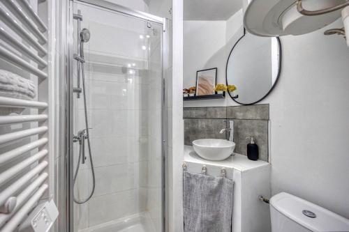 une salle de bain avec douche et lavabo dans l'établissement Pandore - HyperCentre - Place Verdun, à Grenoble