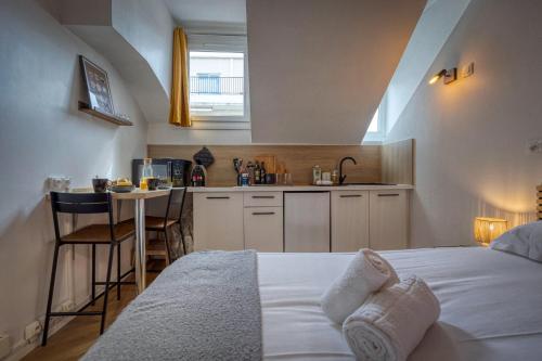 une chambre avec un lit et une petite cuisine dans l'établissement Pandore - HyperCentre - Place Verdun, à Grenoble