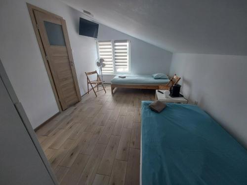 a small room with a bed and a window at Pokoje Bema 14 in Ciechocinek