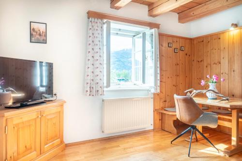 a room with a desk and a chair and a window at Payrgut in St. Wolfgang
