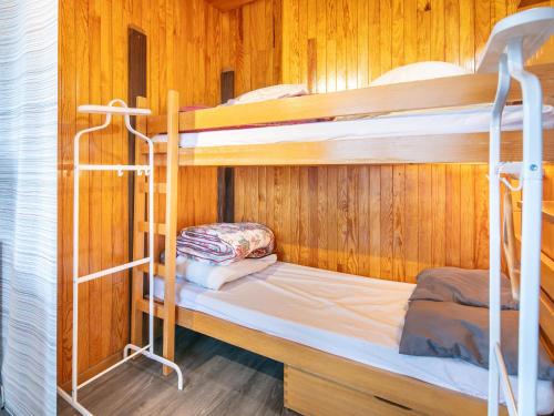 - une chambre avec 2 lits superposés dans une cabine dans l'établissement Lauziere - 30- Appt Lumineux 4-6 pers, à Chamrousse